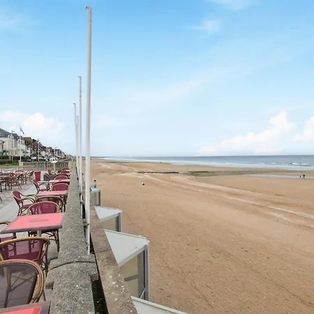 1 Bedroom Gorgeous In Apartment Cabourg
